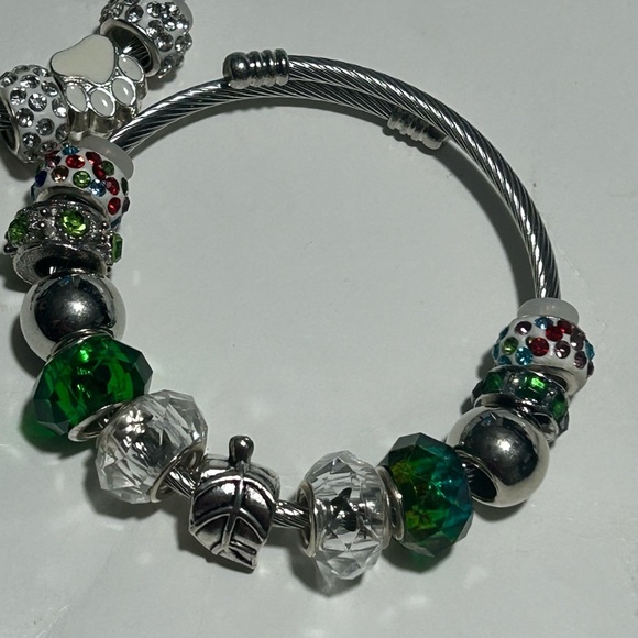 Chic Silver Bracelet with Green Accents - Picture 2 of 3